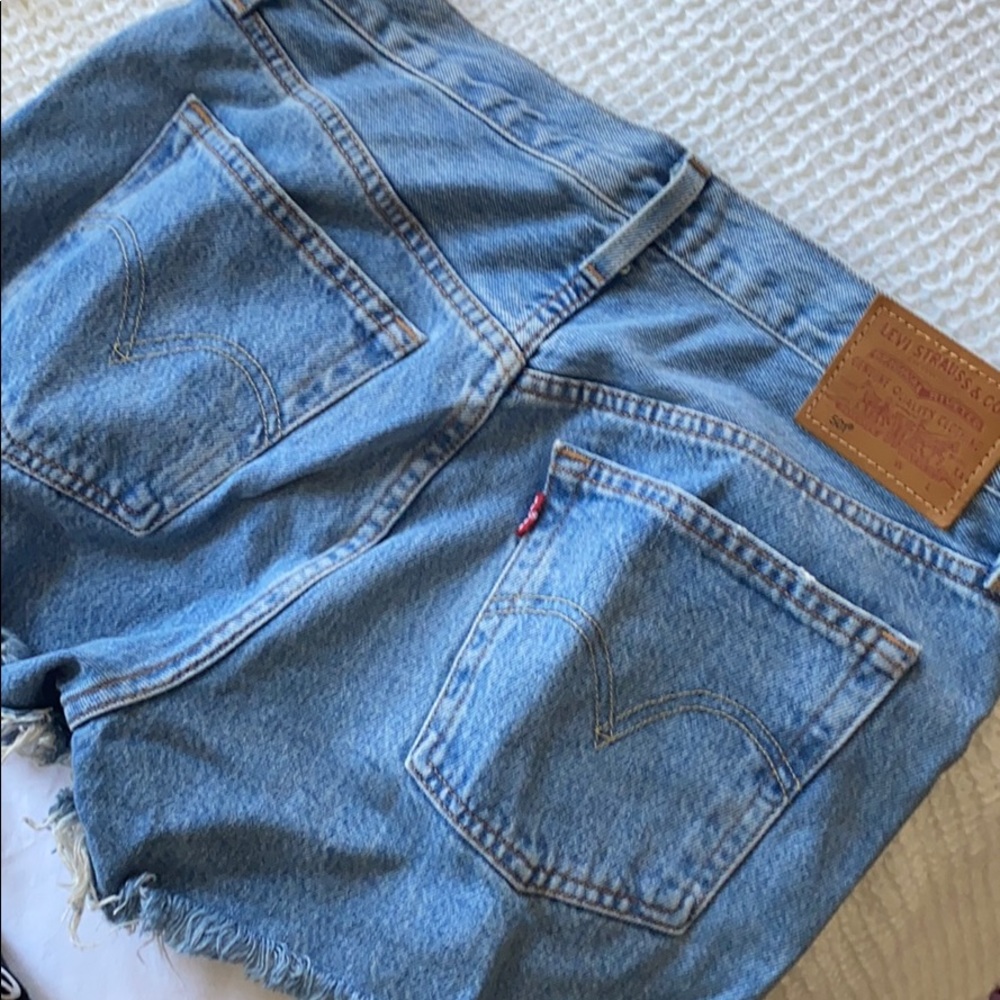 LEVI’s SHORTS - Picture 2 of 3